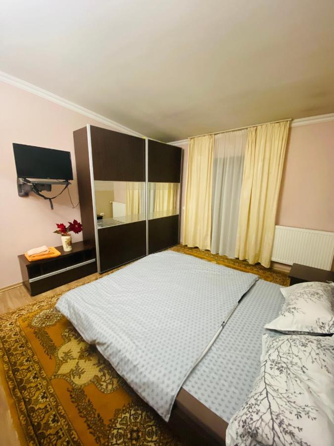 Central House Oradea Bagian luar foto